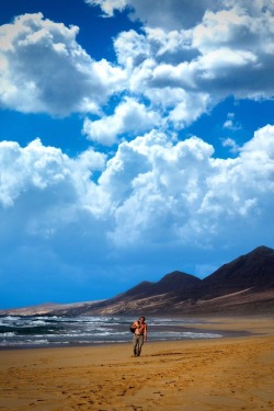 L'artigiano sognatore e la sua solitudine (The dreamy artisan and his solitude)  This picture has taken by @cristianvillacres when we were in Fuerteventura few months ago. At that time I left the group to walk a mile away, in my own and deep solitude,