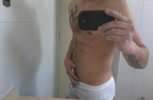 chilenosdebadoo:  chilenoskalientes:  Demian, 28 años. Un rico macho rudo, amante del sexo duro. Q culo se gasta!!  Pegame CTM!!!