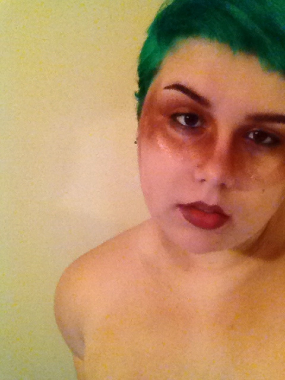 sadpunkhamlet:  Hi, I have green hair and like to play with make up.