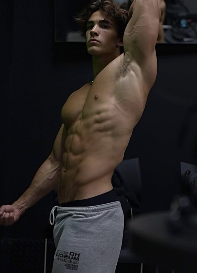 musculargodsamongmen: kyle kuznik  