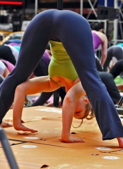 trackandwhooty:  Yoga Whooty  Loving this position!