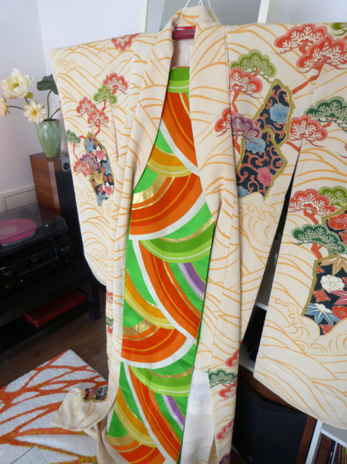 Kimono lovers tend to start their collection with a kurotomesode or a furisode. Until today, I didn’