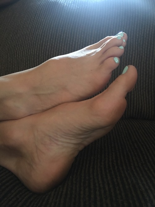 opentolife37: Sunrise with these sexy perfect feet, I’m a spoiled man waking up to my perfect feet a