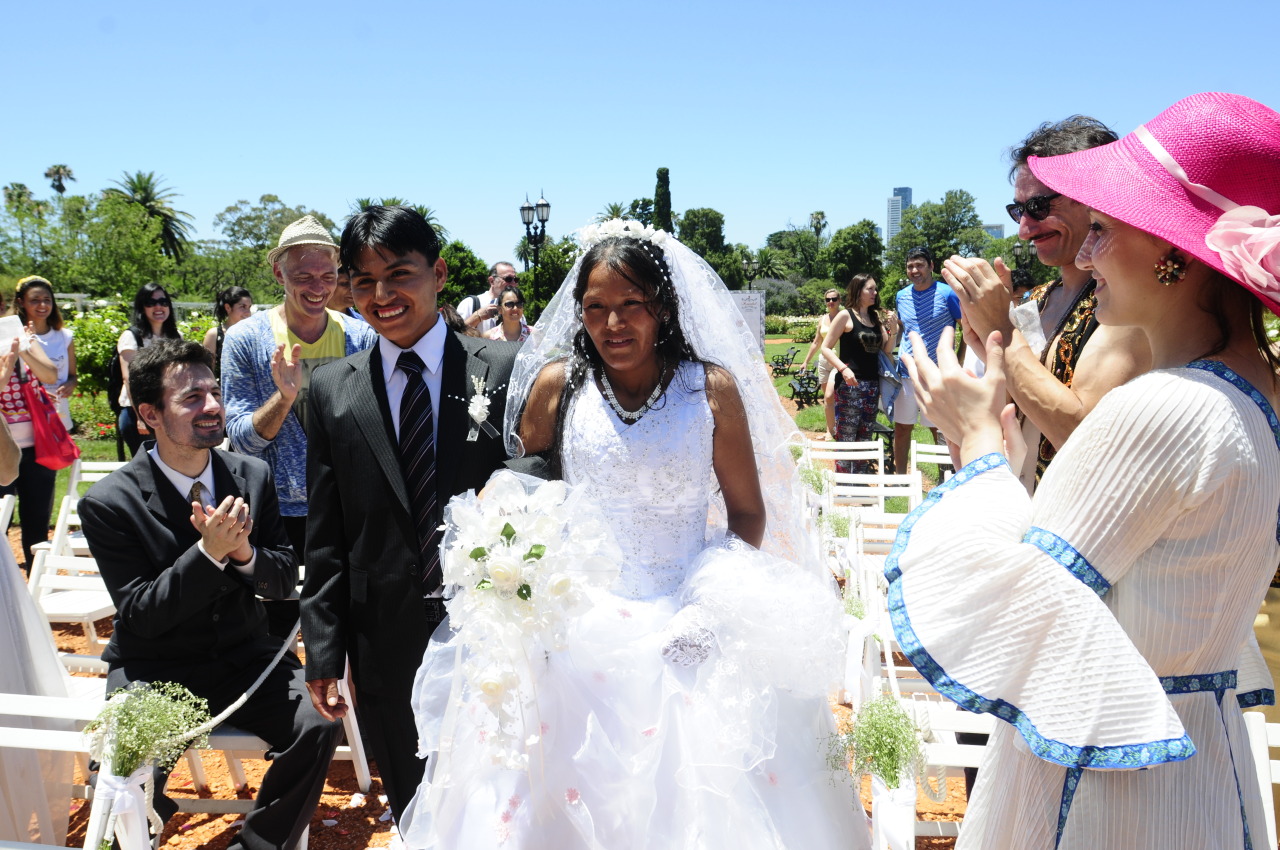 ROMÁNTICO ROSEDAL. Diez parejas dieron el sí para celebrar de los cien años del bello paseo palermitano .Se trató de ceremonias simbólicas en donde participaron desde recién casados hasta una pareja que cumplía bodas de oro. Fue una de las...