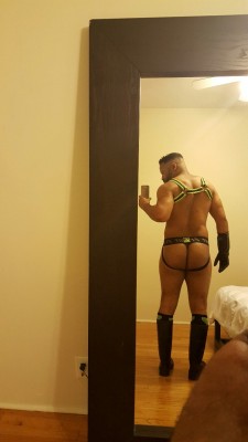 1lonewolff:  Headed out to the Victory party to celebrate Mr. International Rubber 19, Jeff Gumerbachen, tonight! 