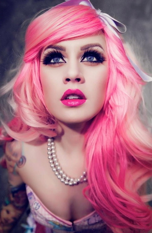 ilovegothgirls:  Fabulous portrait, really well done 