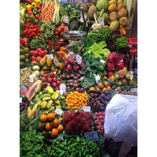 Fresh produce everywhere!! This has to be the best market ive ever seen!! #laboqueria #laboqueriamar