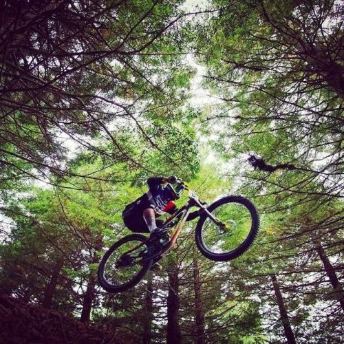 cedric-gracia: Massiv thanks @jamienicolladventures for the Snap from today race AIR DH @crankworx  