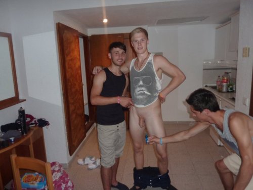 facebookxrated:  Hot lad on holiday!!!