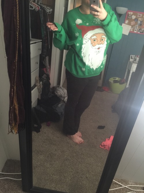 Messy room but hey&hellip; There&rsquo;s a big ass Santa on my sweater. ✌️