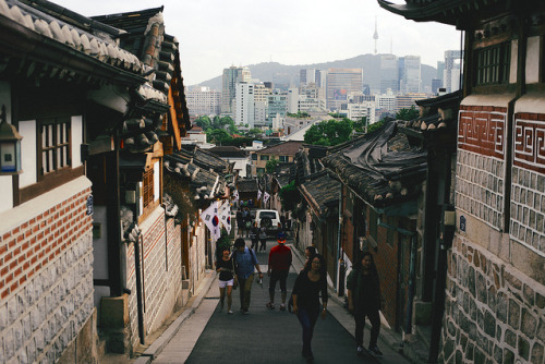 fuckyeahjapanandkorea:  북촌 한옥마을 - Korean traditional village by Vincent Lee  