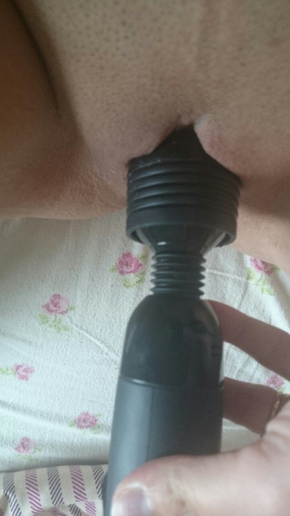 naughtylittlegirlxxxxx:  Home alone so time to play,  lots of edging this morning x