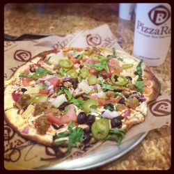 veganpizzafuckyeah:  reblogged from z-e-l-m:  #veganpizza #dinnertime 😝🍴❤ (at Pizza Rev - Studio City)  