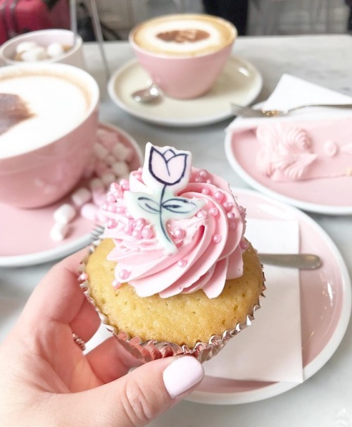 Hello Sunday I chose the very yummy Strawberry Rhubard and Custard cupcake ‪from @peggyporschenoffic