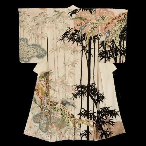 Houmongi Kimono.  Late Showa Period (1970-1990), Japan.  The Kimono Gallery.  A chirimen silk kimono