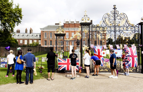 oscarmarinas: People in Paris and at Kensington Palace marking the 17th anniversary of Princess Dian