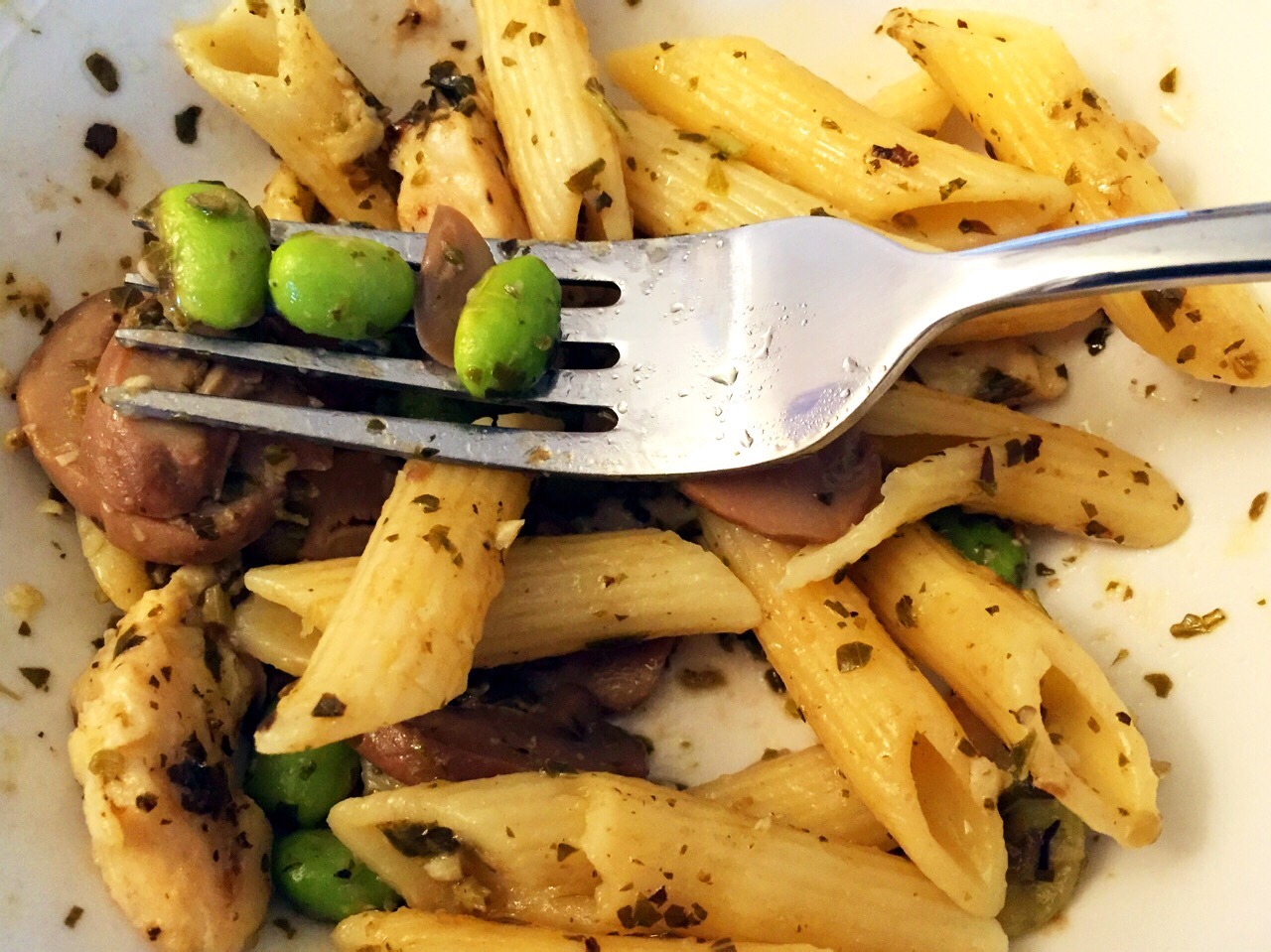 Just a quick dinner for the lazy. Pasta, chicken, mushroom, soybeans, and pesto sauce. Yum!!