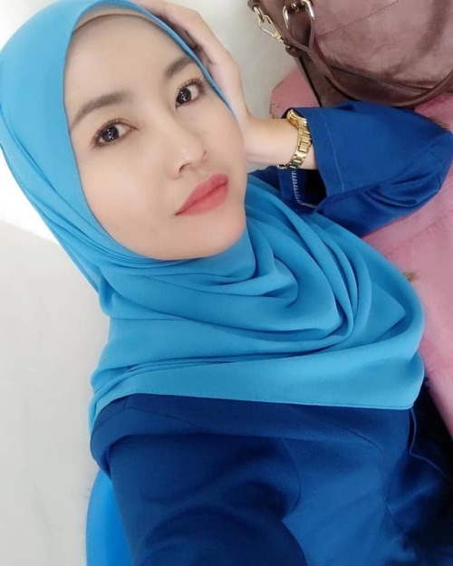 xxamirluqxx: aweksharingpadu: Cikgu ni bila kat sekolah acah baik, kalau kat sekolah dia suka report