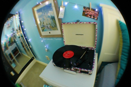 psyducktive:  My crosley record player c: the beatles 1962-1966 vinyl was playing lol