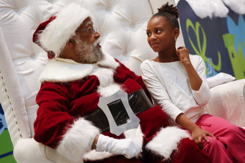 dapenguinninja: the-real-eye-to-see: #BlackSanta How do you tell your kid you aren’t seeing S