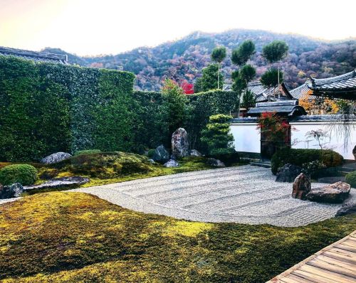 ＼おにわさん更新情報／ ‪[ 京都市右京区 ] 弘源寺庭園“虎嘯の庭” Kogenji Temple Garden, Kyoto の写真・記事を更新しました。 ーー嵐山⛰の借景が美しい #枯山水庭園 