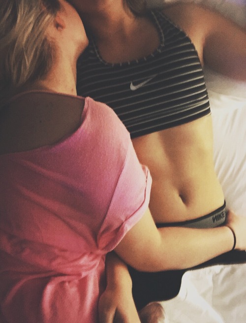 idrathergoforgirls:  👭 
