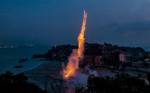 itscolossal:Artist Cai Guo­-Qiang Sends a 500-Meter Ladder of Fire into the Sky Above China