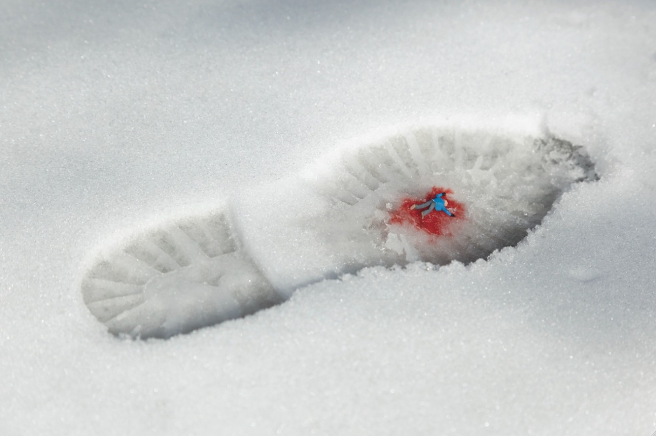 archatlas:  The Little People Project  Slinkachu    His miniature figures are left