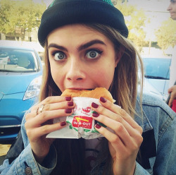 mildhoney:  mildhoney  if cara eats burgers