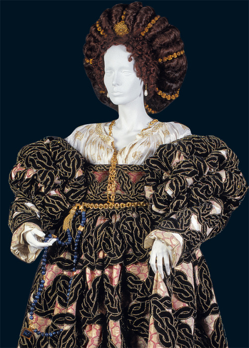 Reconstructed dress from a portrait of Margaret Paleologa,Marchioness of Montferrat by Giulio Romano