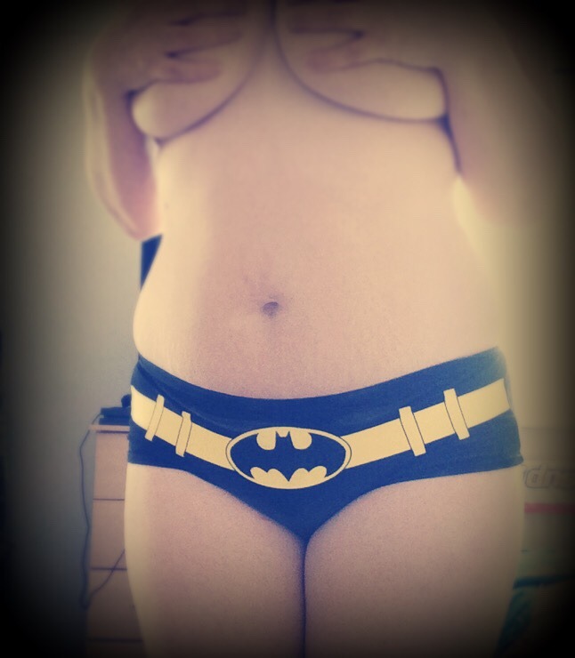 kinkylittledoll:  Kinda liking my curves today.. Must be my batman pants 😋