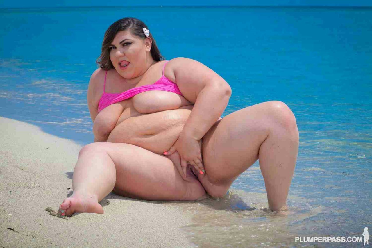 Kinda obsessed with the lovely bella bendz and her sexy feet. Would love to do a