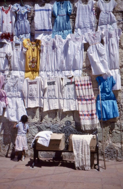 Ropa de algodón, mercado callejero, Taxco, Guerrero, 1990.As hot weather approaches, those lightweig