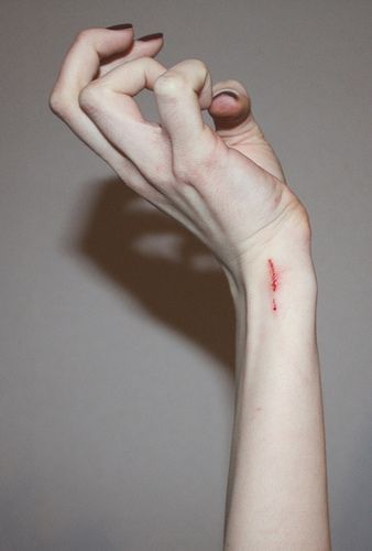 kisskissmollys-lips:Bruised hands collection