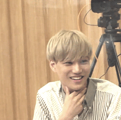 blondejongin:  touching his neck while he’s listening… 