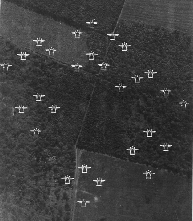 warhistoryonline:
“A formation of P-38 Lightning aircraft of the 20th Fighter Group over France, June 1944. http://bit.ly/2xyfSQx
”