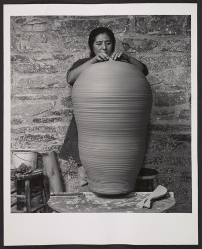 catherine-white:  Toshiko Takaezu (1922-2011), who was known for her “closed forms.”