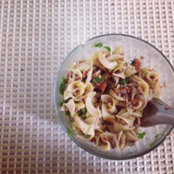 Nui xao tit bam. Macaroni, Diced Tomatoes, Ground Beef, Green Onion, Cilantro, Chili pepper, Black Pepper, Soy Sauce. 😋