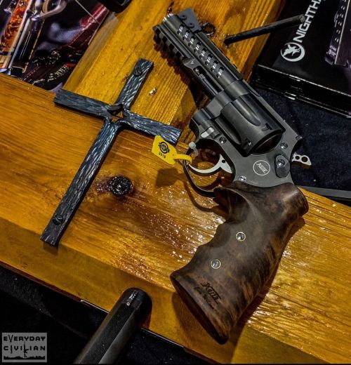 Another throwback to @shotshow with the @korth_arms & @nighthawkcustom booth➖➖➖➖➖➖➖➖➖➖➖#everyday