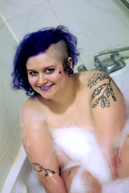 tr-anarchy:dekolonial took pictures of me in the bath :3