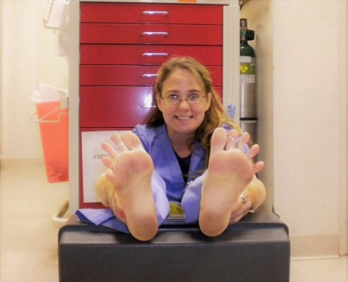 jennsummers50: Real Nurse, RJ, sucks her toes while on duty in the ER.  She goes into an unlocked cl