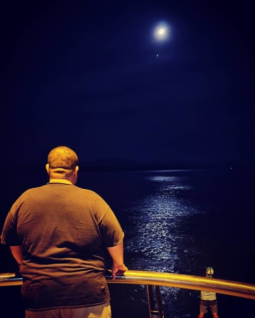 Viendo el reflejo de la luna en el agua. Foto por @jaguilarl506 #puntarenas #costarica #puravida #pu