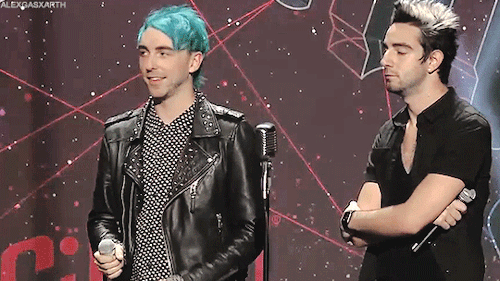 irwlns: alex giving rian and zack a lil thumbs up and making my heart melt (+)