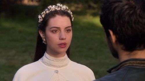 REIGN 2x09: ADELAIDE KANE wearing CHANEL PRE-FALL 2008 (fashion-of-reign.tumblr.com