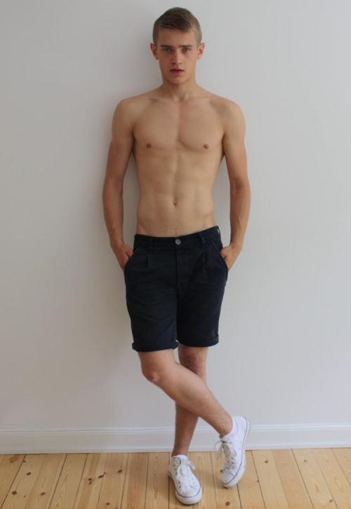 https://sexyboysbeingsexy.tumblr.com/post/127624161254