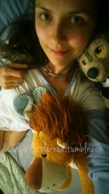 daddys-little-red:  Just a cute little snap wearing my Drynites with Rowan and Ragnar (and you can just see Maximus’ ears). I do loves them so!Add me on SC: EllesSubmission