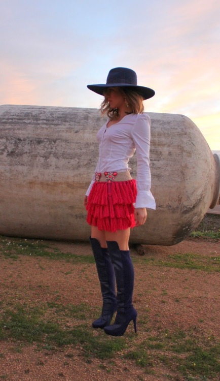 Fashion blogger dolcevirginia in Zetts skirt, Maripaz over the knee boots and Zara Hat/SombreroSourc