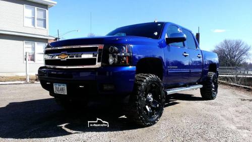 fuckyeahsexytrucks:  More Silverado’s here