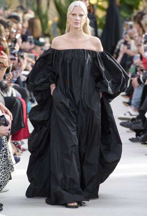 amen69fashion: the last time Kristen walked a show Giles Fall 2013 vs Valentino Spring 2019they love