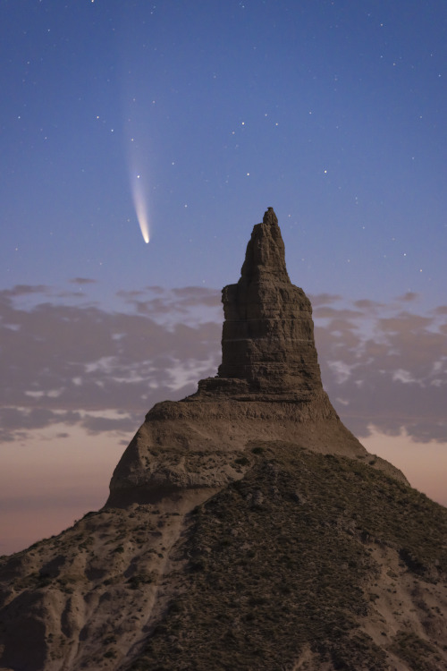 americasgreatoutdoors:The comet NEOWISE glows in the night sky above Nebraska’s iconic Chimney Rock.